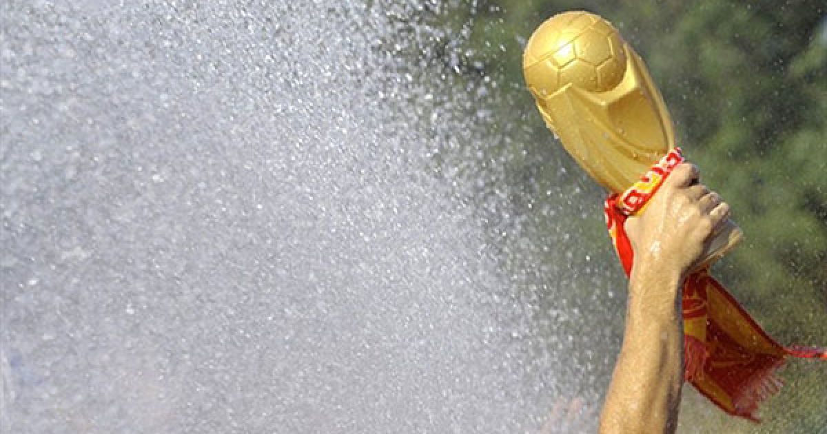 Тріумфатори Чемпіонату світу з футболу-2010 повернулись додому з Кубком світу. / © AFP