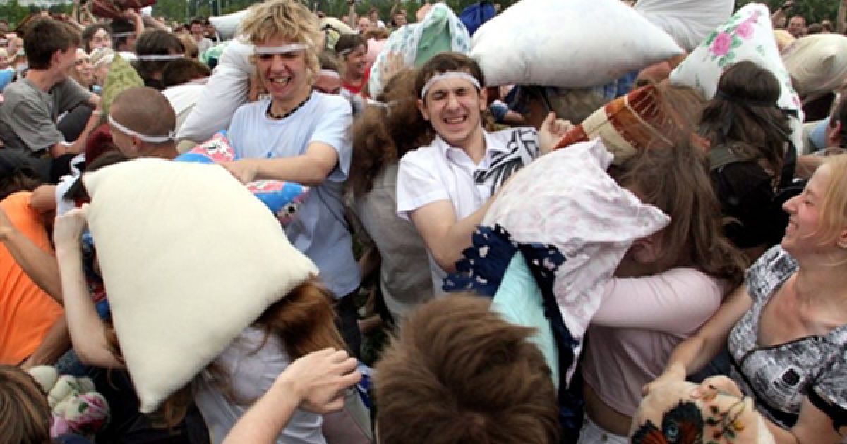 Білоруська молодь влаштувала бій подушками на центральній площі Мінська на честь 600-ої річниці Грюнвальдської битви. / © AFP