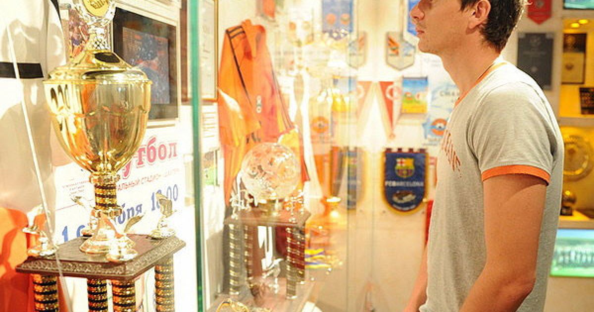 Історична експозиція музею розміщена у 5 залах, в яких представлені здобуті командою нагороди і трофеї, унікальні документи і фотографії. / © ФК "Шахтар"