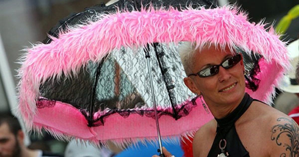 Тисячі яскравих учасників гей-параду вийшли на вулиці Кельна (Німеччина). / © AFP