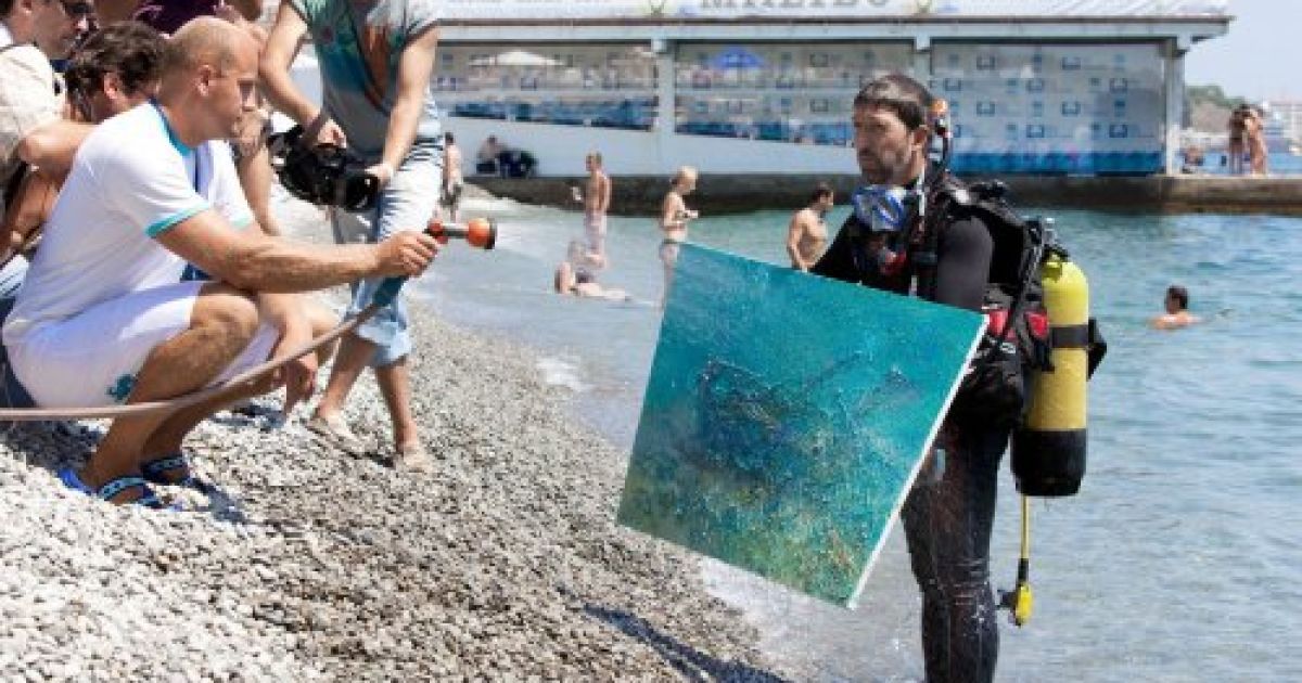 За словами Білозора, цього разу виникли труднощі через каламутну воду - з картини постійно доводилося струшувати пісок. / © УНІАН