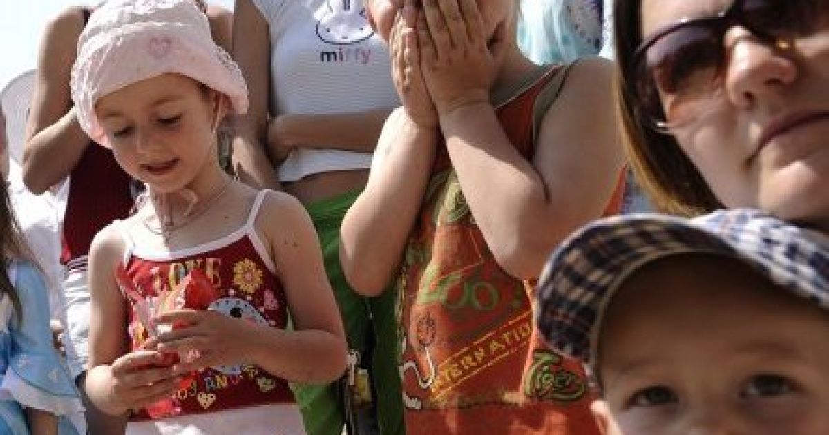 У Києві діти малюють найбільшу в Україні картину