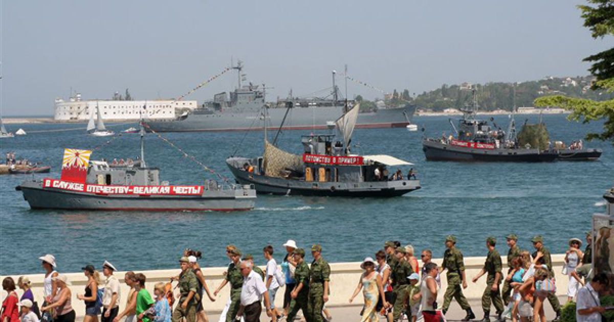 Гості та жителі Севастополя спостерігають за репетицією параду. / © PHL.com.ua