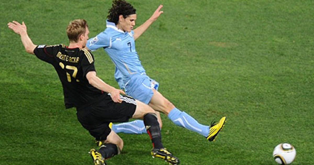 На 28-й хвилині гри після передачі Суареса Едінсон Кавані зрівняв рахунок. / © AFP