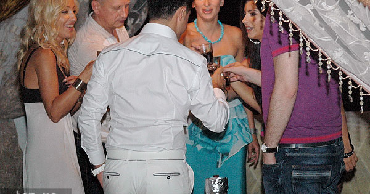 Весела компанія Ані Лорак випивала у vip-наметі.