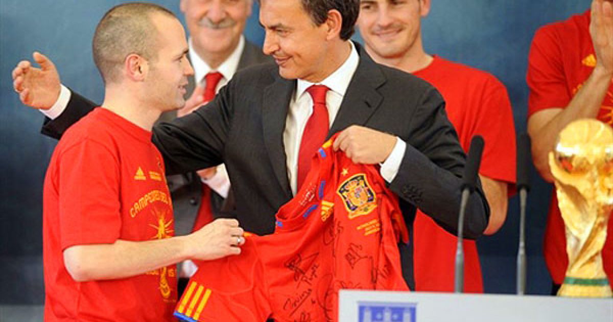 Андрес Іньєста подарував прем&rsquo;єр-міністру Іспанії футболку з автографами всіх футболістів збірної / © AFP