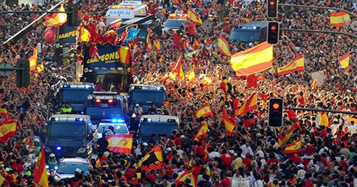 Більше мільйона людей вийшли на вулиці Мадрида, щоб привітати збірну Іспанії з перемогою на Чемпіонаті світу з футболу-2010. / © AFP