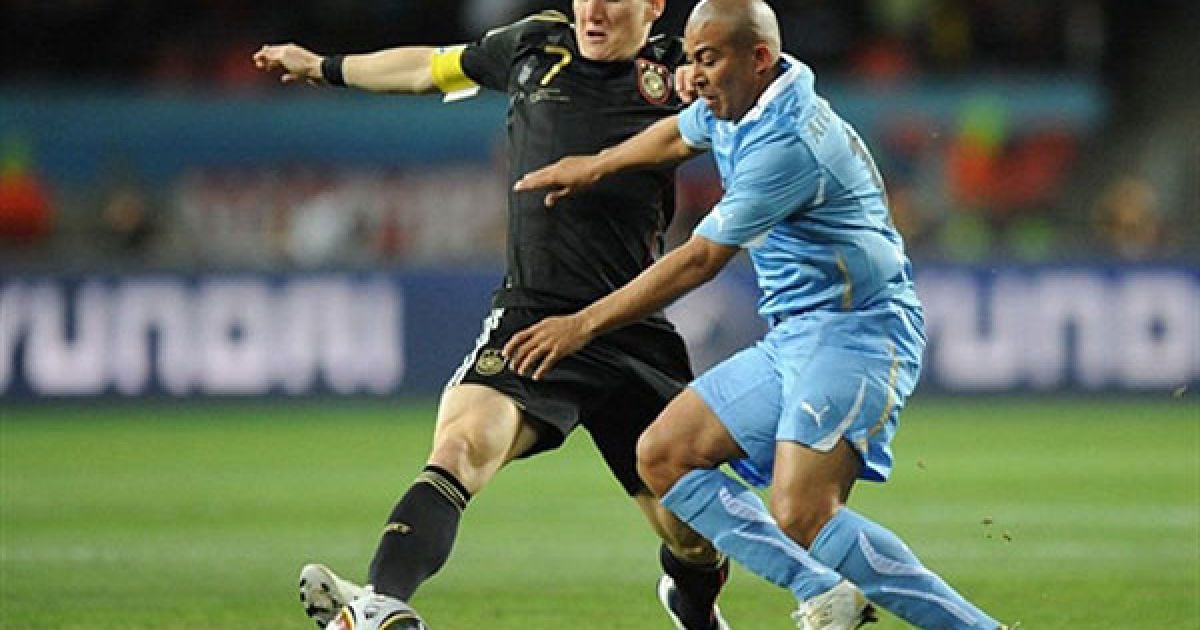 Швайнштайгер і Перейра ведуть боротьбу за м&rsquo;яч / © AFP