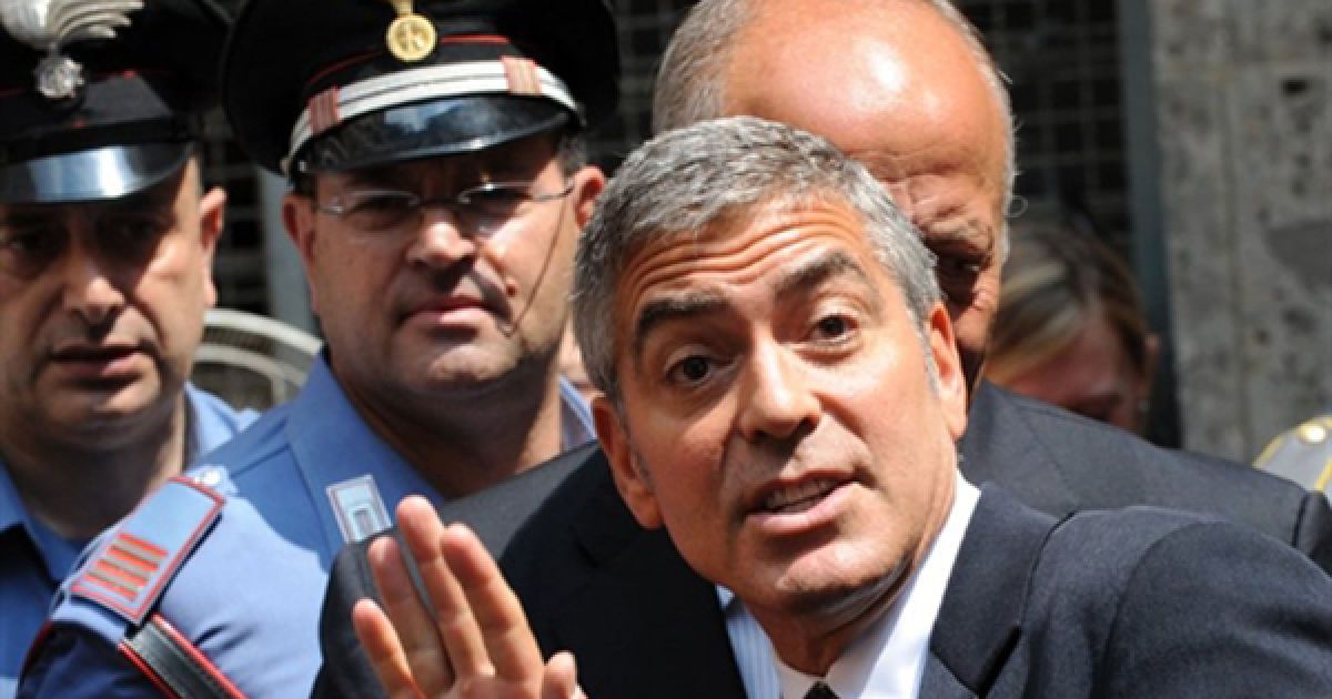 Мілан. Джордж Клуні вітається із пресою після закінчення слухання у справі про присвоєння ім&rsquo;я Клуні лінії одежі без його згоди. / © AFP