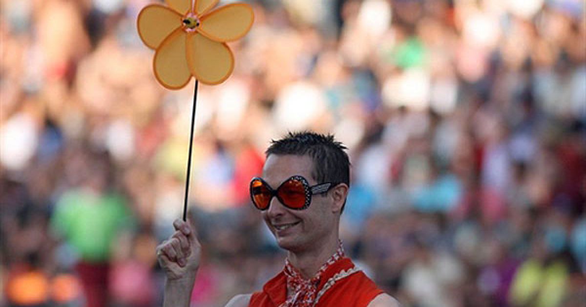 Німеччина, Кельн. Чоловік бере участь у конкурсі з водного балету, присвяченому проведенню рожевої п'ятниці під час гей-ігор у західному німецькому місті Кельн. У гей-іграх взяли участь близько 1000 спортсменів, які змагалися у 35 дисциплінах. / © AFP