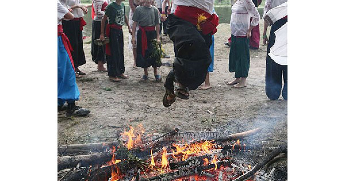Вогонь розпалюють ввечері і підтримують полум'я аж до ранку. / © PHL.com.ua