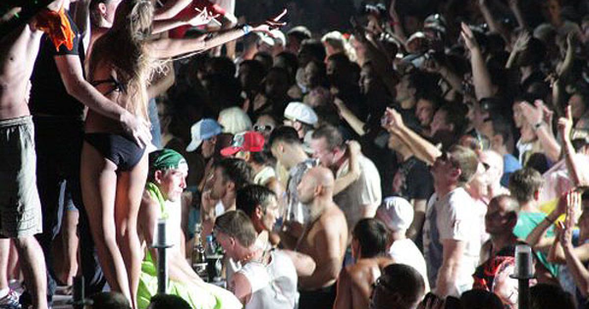Протягом декількох тижнів до 28 серпня на фестивалі "Каzантип-2010" проходитимуть численні конкурси, запливи на гумових виробах, бал принцес, змагання з екстремальних видів спорту "Z-Games" тощо. / © УНІАН