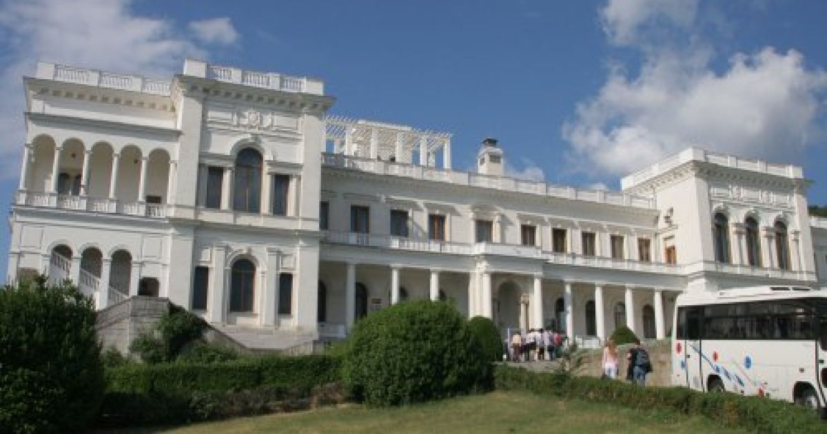 Янукович не закривав палац