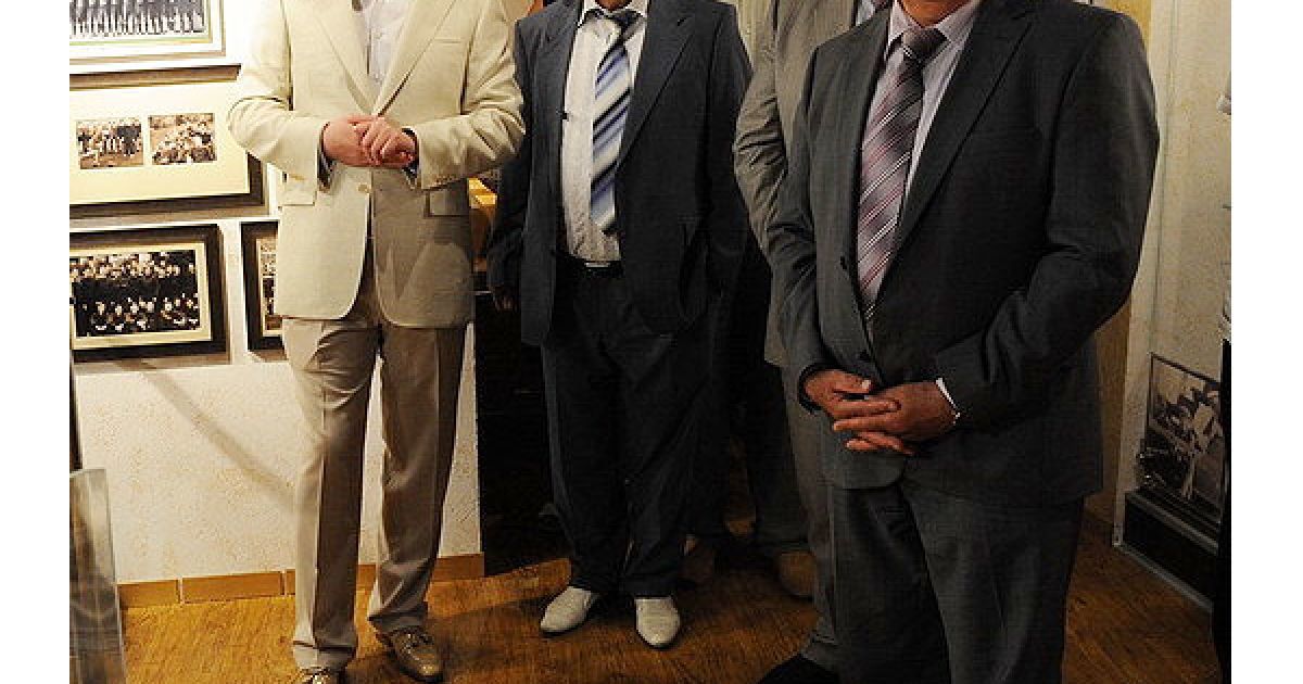 Першими відвідувачами музею стали президент клубу Рінат Ахметов, головний тренер команди Мірча Луческу, мер Донецька Олександр Лук'янченко, колишній капітан ФК &rdquo;Шахтар&rdquo; Михайло Соколовський, губернатор Донецької області Анатолій Близнюк, гравці та ветерани "помаранчево-чорних". / © ФК "Шахтар"