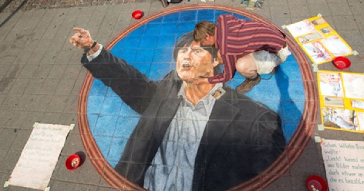 1.07. Німецький художник Ульрих Цессен малює портрет головного тренера збірної Німеччини з футболу Йоахима Льова у Мюнстері. У суботу Німеччина виграла у Аргентини 4:0. / © AFP