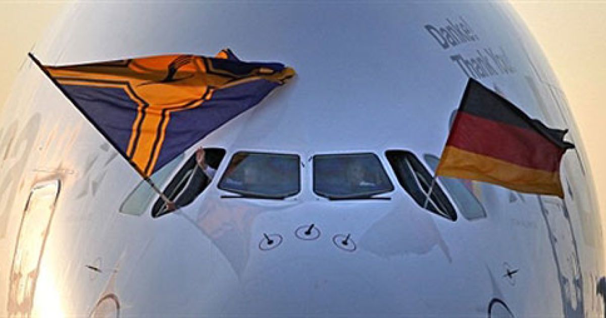 Німеччина, Франкфурт-на-Майні. Літак Airbus A380 зі збірною Німеччини по футболу на борту приземлився у міжнародному аеропорту Франкфурта-на-Майні. Футболісти повернулися з Чемпіонату світу з футболу-2010 у Південній Африці, на якому німецька збірна зайняла третє місце. / © AFP