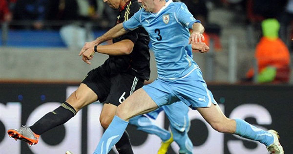 Самі Хедіра і Дієго Годін ведуть боротьбу за м&rsquo;яч / © AFP