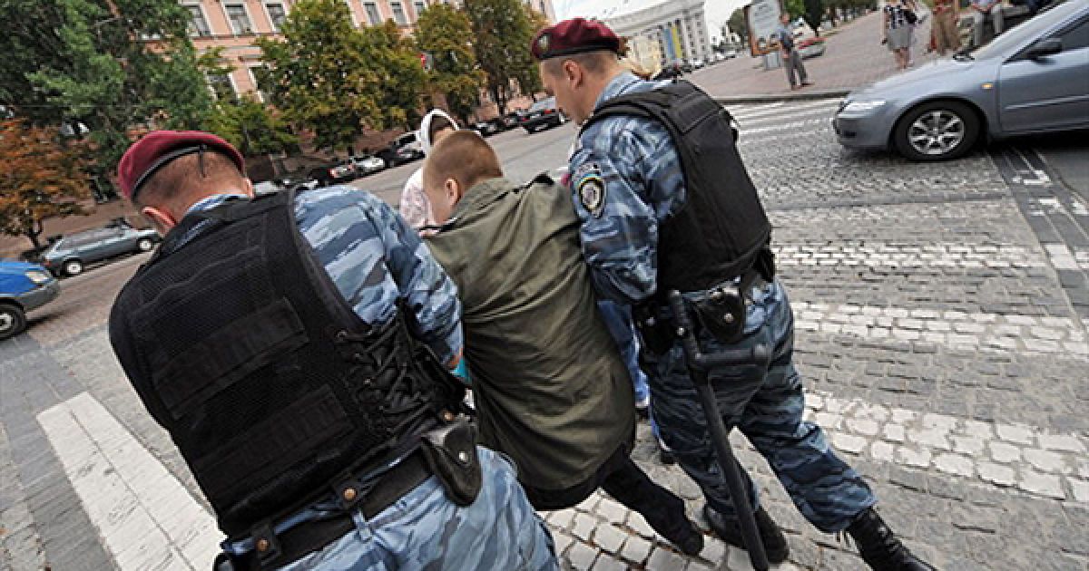 Представники МВС розігнали акцію протесту ВО "Свобода" проти приїзду патріарха Кирила до Києва. Кількома днями раніше Окружний адміністративний суд Києва заборонив усі акції, які були заплановані "Свободою" та іншими національно-патріотичними організаціями. / © AFP
