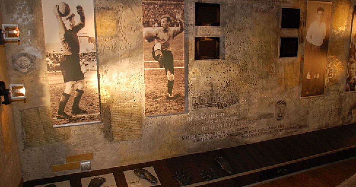 Центральне місце займає 23-метрова &rdquo;стіна слави&rdquo;, уздовж неї розміщуються вилиті з металу оригінальні відбитки долонь легендарних футболістів і тренерів команди. / © ФК "Шахтар"