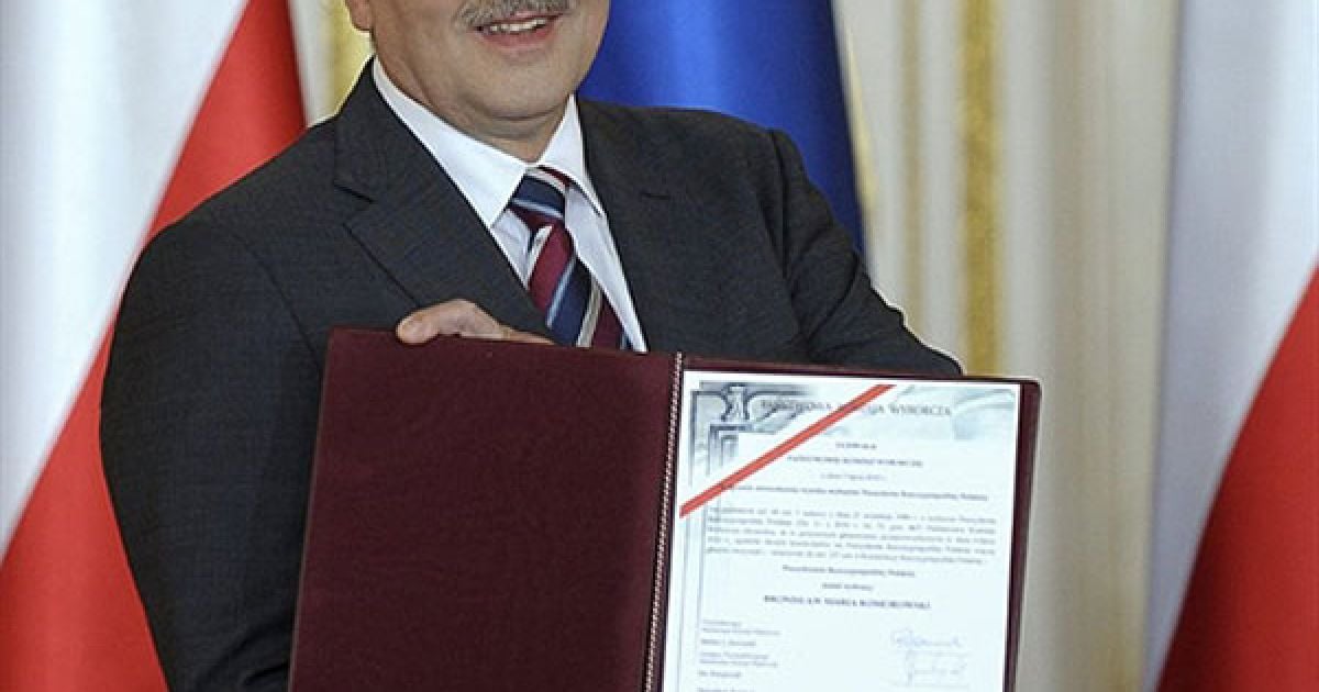 Польща, Варшава. Новообраний президент Польщі Броніслав Коморовський показує офіційне підтвердження своєї перемоги на президентських виборах під час церемонії у Королівському замку у Варшаві. Коморовський набрав 53,01% голосів проти 46,99%, набраних його консервативним суперником Ярославом Качиньським. / © AFP