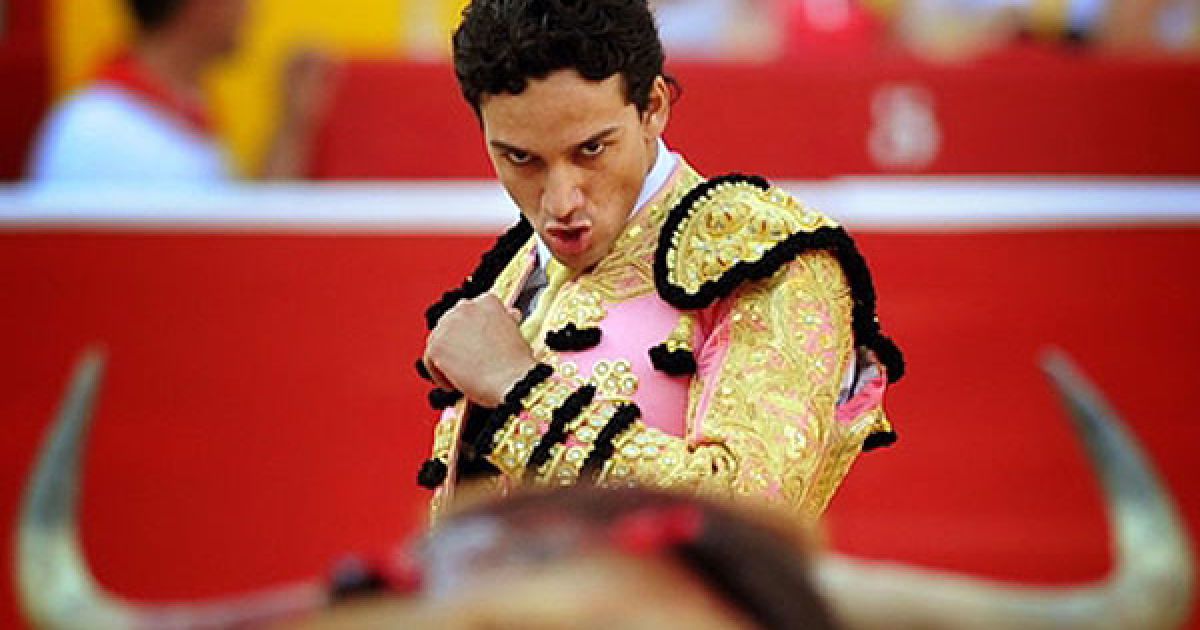 Іспанія, Памплона. Іспанський матадор Сото Оліва дивиться на бика під час кориди на фестивалі Сан-Фермін у Памплоні. / © AFP