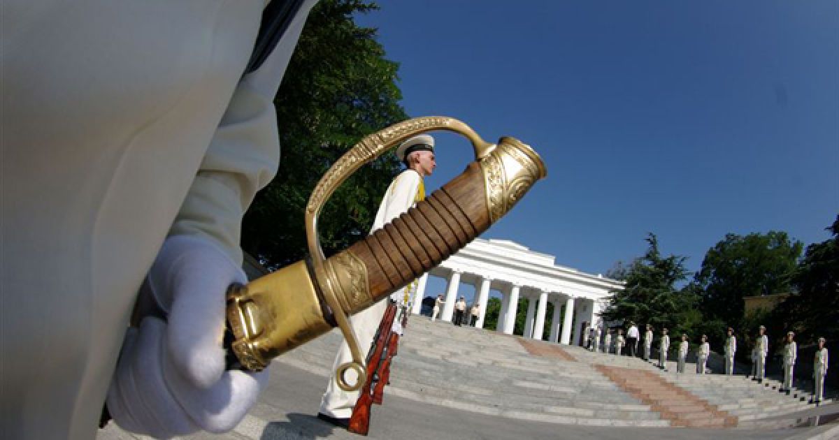 Почесна варта на Графській пристані. / © PHL.com.ua