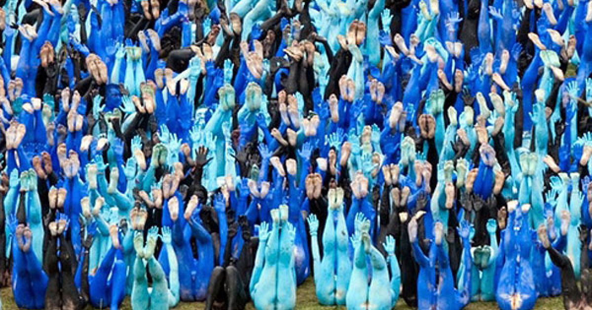 Великобританія, Ледбері. Гості фестивалю беруть участь у черговій голій масовій інсталяції американського художника Спенсера Туніка на фестивалі Big Chill у Херефордширі. Учасники акції, пофарбовані у різні кольори, формували різноманітні фігури для нової роботи Туніка. Фестиваль Big Chill проходив з 5 серпня по 8 серпня. У ньому взяли участь популярні гурти і музиканти, зокрема, Лілі Аллен і Massive Attack. / © AFP