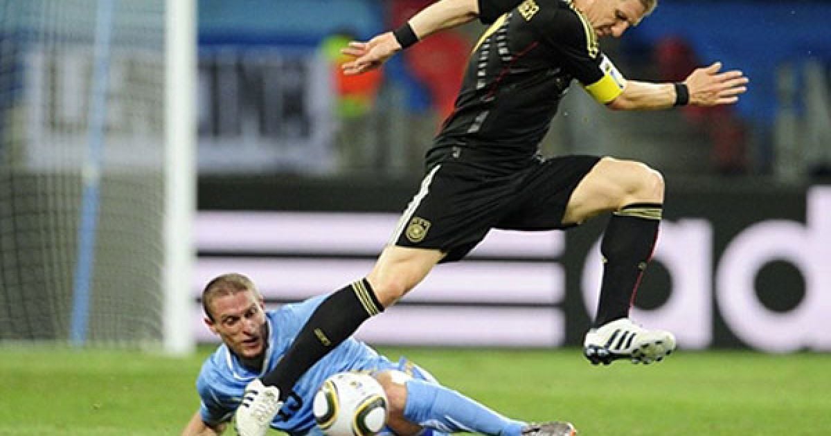 Бастіан Швайнштайгер перелітає через Дієго Переса / © AFP