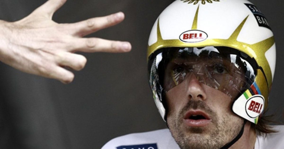 3.07. Швейцарський велосипедист Фабіо Канчеллара слідкуює за відліком перед початком перегонів Тур де Франс у Роттердамі. / © AFP