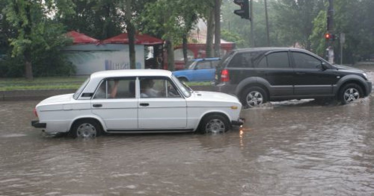 На місто раптово налетів вітер з дощем, градом, грозою і блискавкою / © Репортер Запоріжжя
