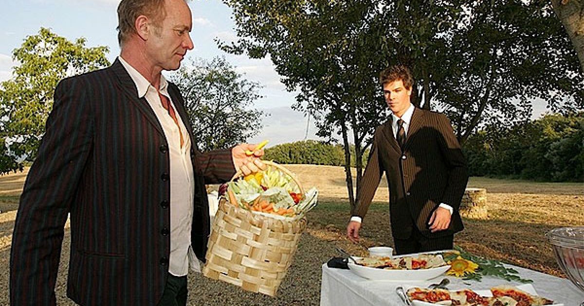 "Якщо я не поїм добре, то не зможу співати", - пояснив Стінг. / © Socialite Life