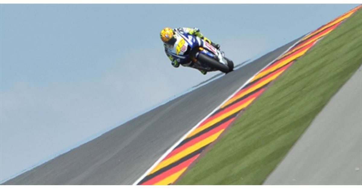 Тренування дев&rsquo;ятиразового чемпіона світу Валентино Россі перед Гран-прі Німеччини. Сьогодні оргкомітет дозволив йому поновити виступи на змаганнях, які він був змушений перервати через подвійний перелом ноги. / © AFP