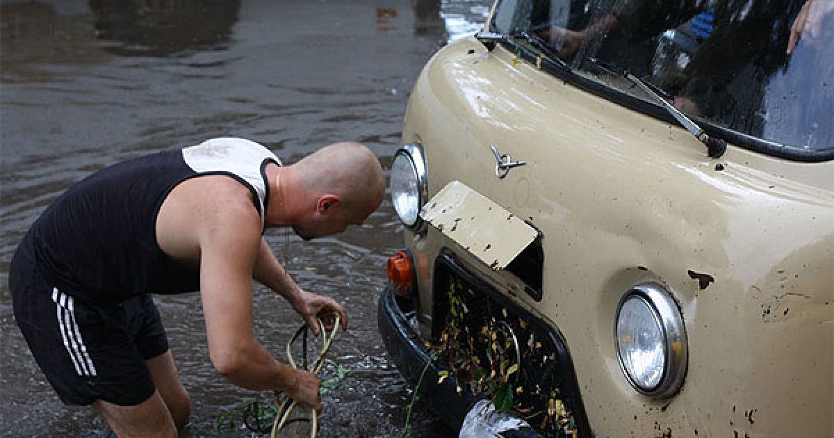 Сильна злива та шквалистий вітер стали причиною підтоплення кількох десятків будинків у Дніпропетровську та смт Васильківка. / © gorod.dp.ua