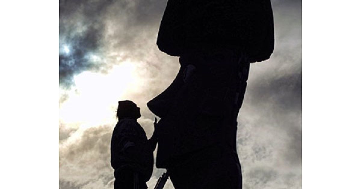 Чилі, острів Пасхи. Працівник відновлює і ремонтує Моаї &mdash; одну з кам'яних статуй культури Рапа-Нуї на острові Пасхи, у 3700 км від чилійського узбережжя у Тихому океані. Сотні вчених, туристів і місцевих жителів зібрались на острові Пасхи, щоб побачити майже 5-хвилинне повне сонячне затемнення, яке відбулося 11 липня. / © AFP