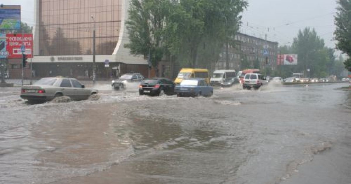 На місто раптово налетів вітер з дощем, градом, грозою і блискавкою, і перетворив запорізькі вулиці на річки, поламав дерева і паралізував рух. / © Репортер Запоріжжя