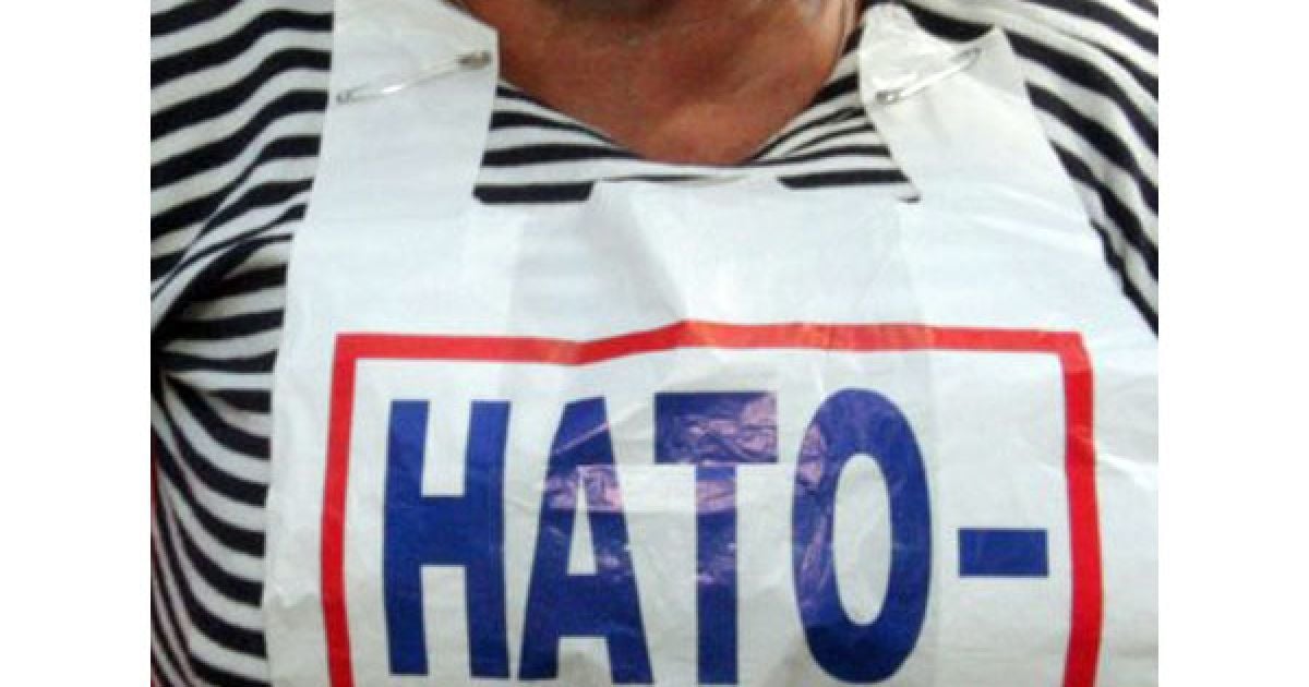 Прибічниця ПСПУ із написом &rdquo;НАТО-STOP!&rdquo; на грудях та цигаркою в роті під час акції протесту проти проведення &rdquo;Сі Бриз &ndash; 2010&rdquo; та проти вступу України до НАТО в Одесі / © УНІАН