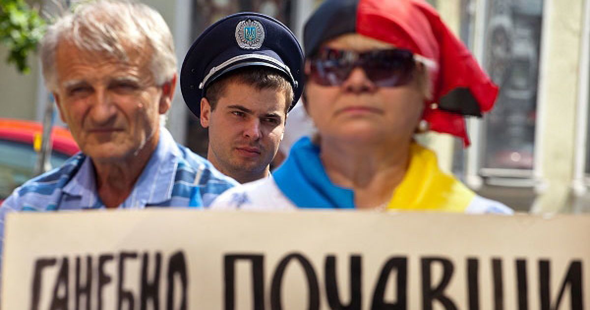 Українські націоналісти організували пікет проти позбавлення звання Героя України головнокомандувача УПА Романа Шухевича. Учасники акції тримають у руках прапори із символікою своїх організацій, а також плакати з написами: "Героям УПА - слава!", "Українцям &ndash; сильна держава!", "Бандера прийде &ndash; порядок наведе!". / © Украинское Фото