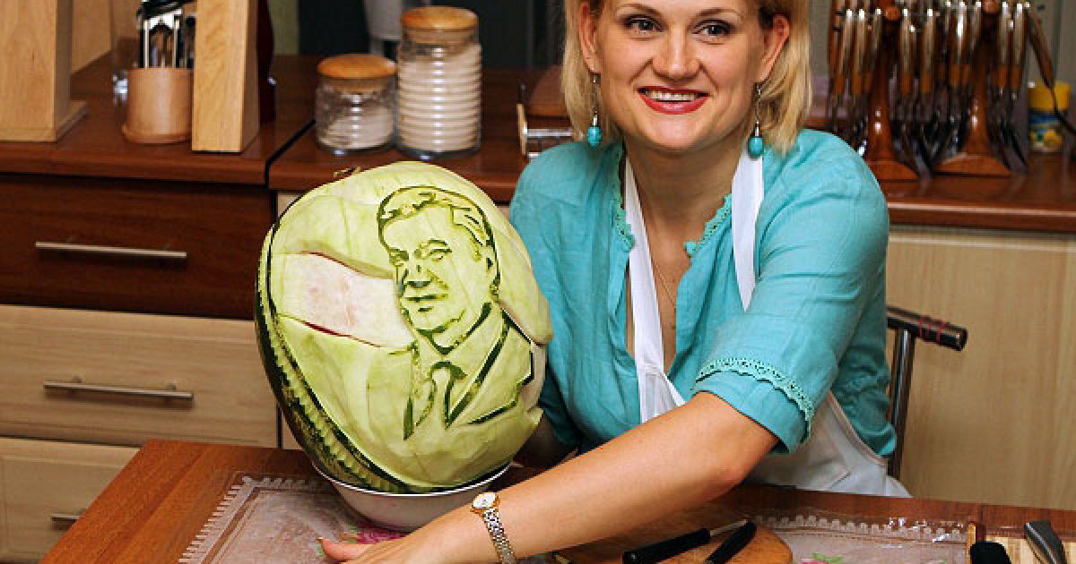 Україна, Донецьк. Донецька майстриня. фахівець з карвінгу Яна Михайлова вирізьбила портрет президента України Віктора Януковича на кавуні. Зазвичай робота з одним твором (кавуном-квіткою) займає у майстрів годину-півтори. / © Украинское Фото