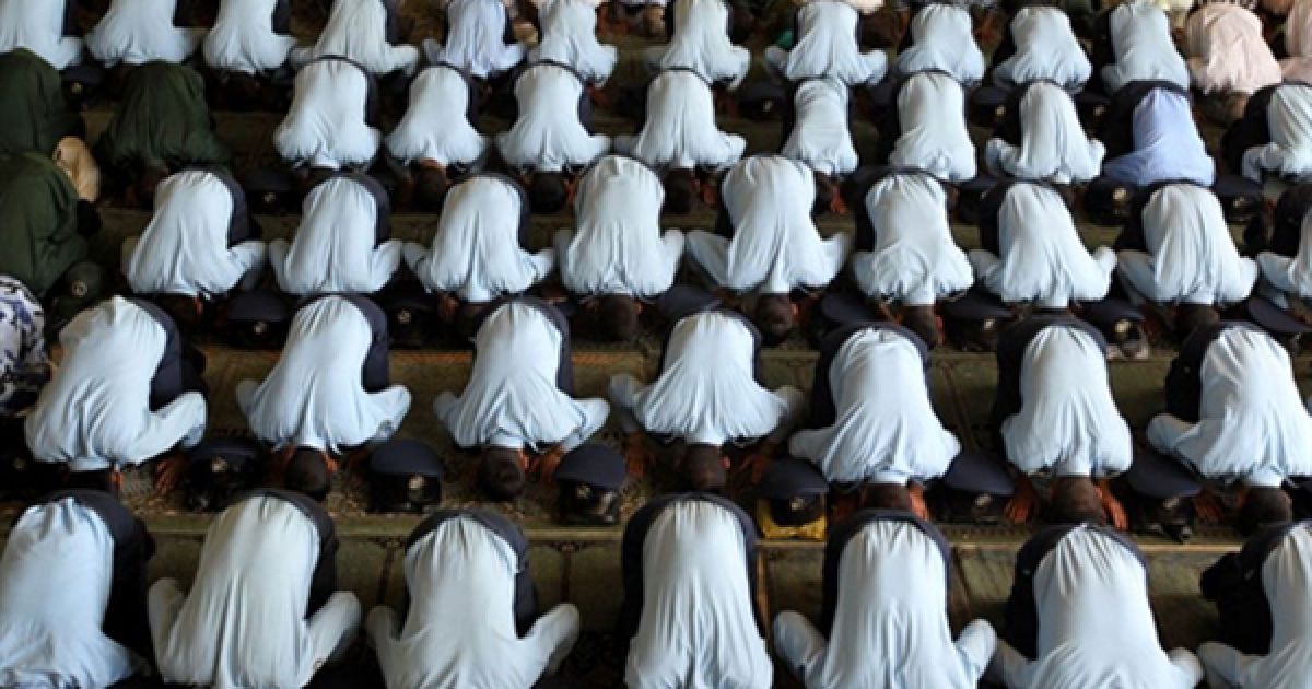 Іранські солдати моляться у мечеті Тегеранського університету. / © AFP