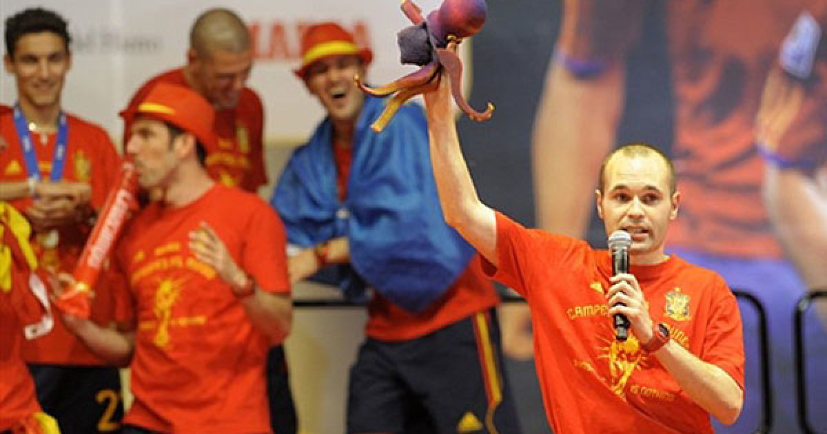 Андрес Іньєста, який забив переможний гол у фінальному матчі між Іспнаією та Нідерландами, тримає в руках іграшку - восьминіга-оракула Пауля. / © AFP