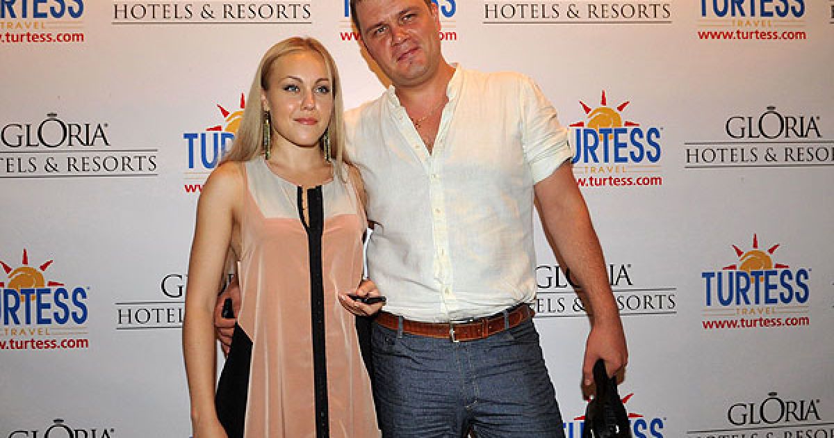 Співачка Alyosha (Олена Кучер) прийшла на вечірку зі своїм хлопцем і продюсером Вадимом Лисицею