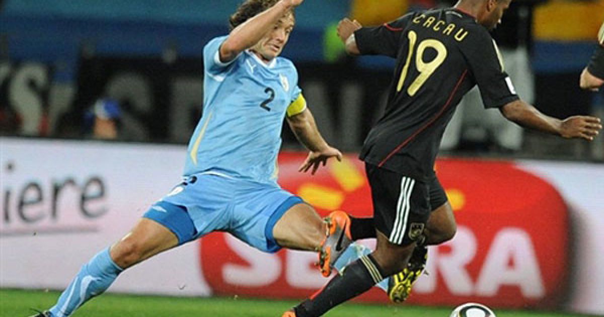 Дієго Лугано намагається відібрати м&rsquo;яч у Какау / © AFP