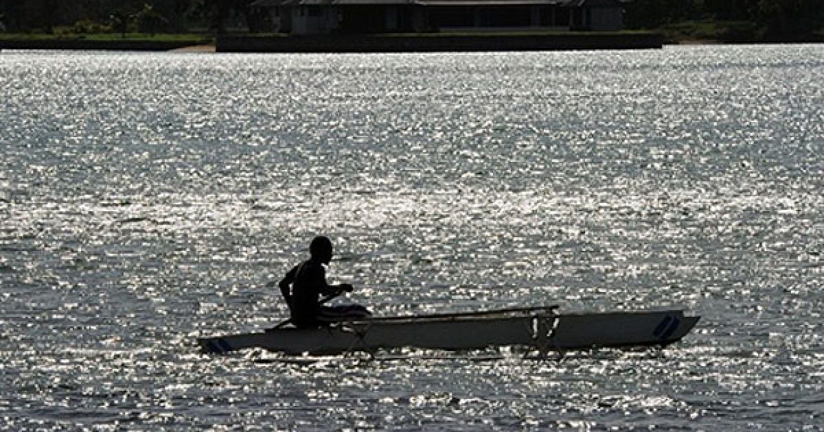 Вануату, Порт-Віла. Рибалка веслує на своєму каное лагуною Еракор. Вануату готується прийняти гостей 41-го Форуму тихоокеанських островів, в якому візьмуть участь лідери 15 держав, і який проходитиме на меланезійському архіпелазі з 3 по 6 серпня. На форумі обговорюватимуть питання військової диктатури на Фіджі, Тихоокеанський план, договір Кернса, глобальну зміну клімату і питання безпеки. / © AFP