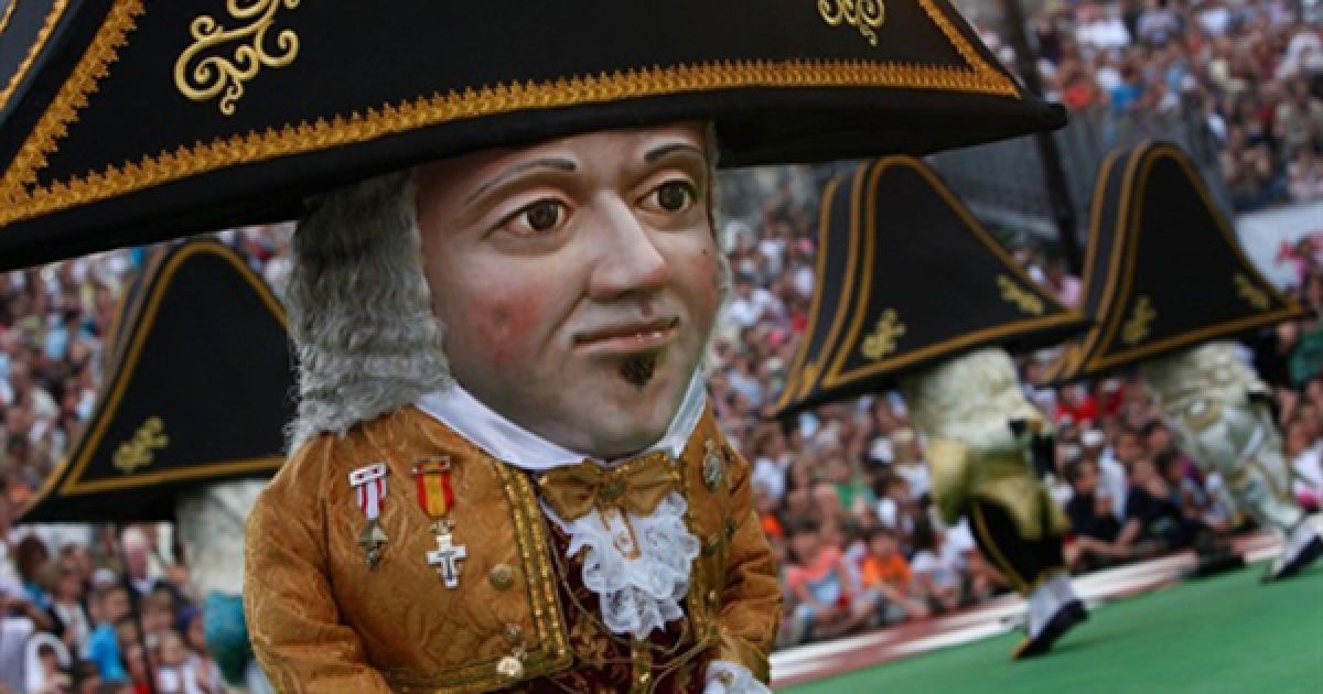 15.07. Ліліпути виконують "Танок карликів" під час святкування 67-ої річниці появи Снігової Діви на Канарських островах.