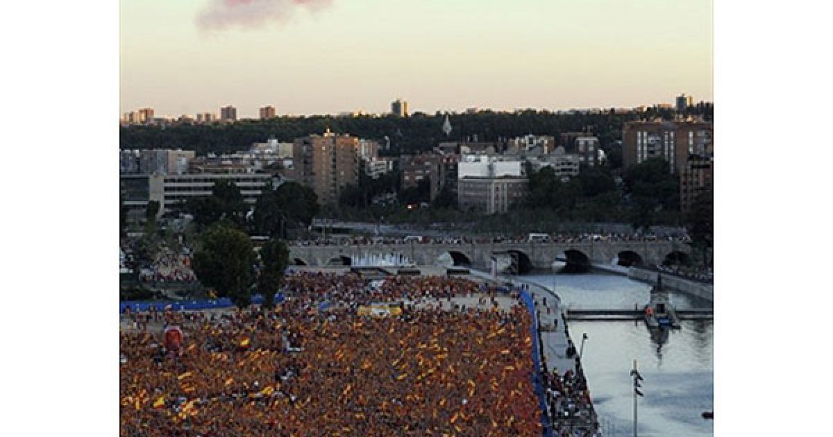 Більше мільйона людей вийшли на вулиці Мадрида, щоб привітати збірну Іспанії з перемогою на Чемпіонаті світу з футболу-2010. / © AFP