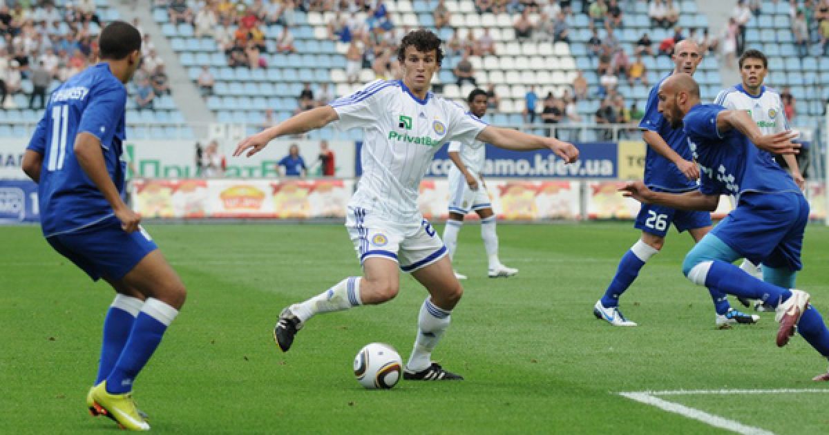 Півзахисник "Динамо"Роман Єременковеде м'яч. / © football.ua
