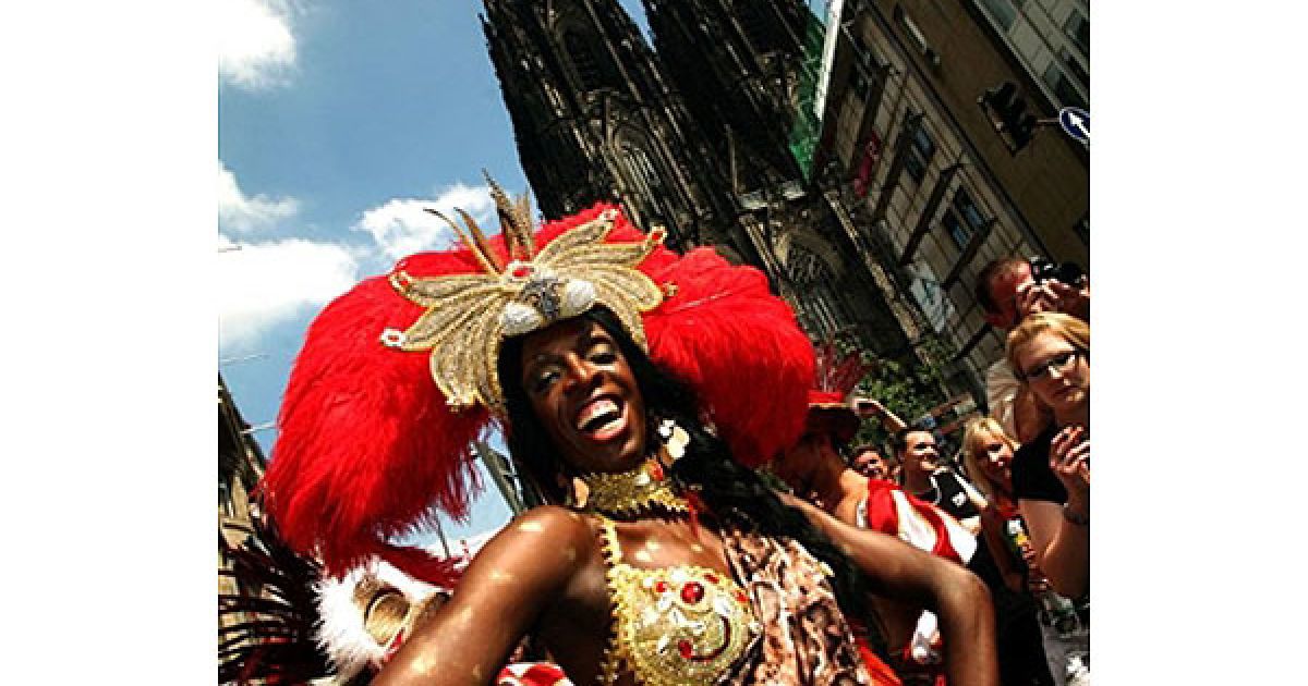 Тисячі яскравих учасників гей-параду вийшли на вулиці Кельна (Німеччина). / © AFP