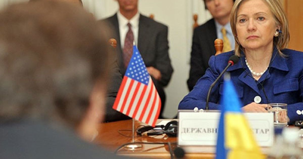 На зустрічі з міністром закордонних справ Костянтином Грищенком Гілларі Клінтон заявила, що США констатують збереження можливості вступу України до НАТО, незважаючи на відмову від цього напряму зовнішньої політики на законодавчому рівні. / © AFP