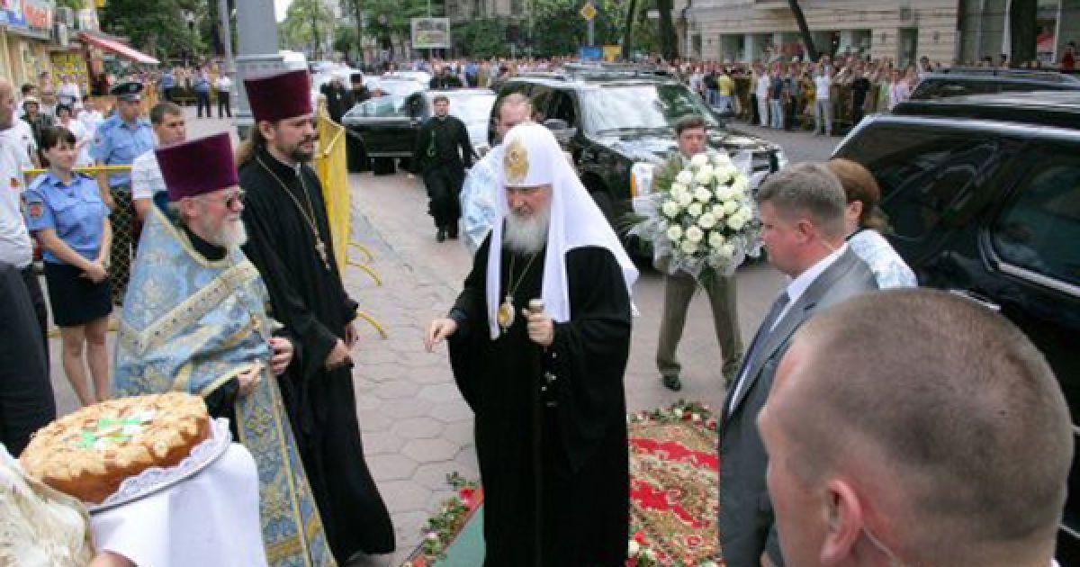 Патріарх Кирило одразу ж зустрівся із прочанами в Успенському соборі. / © УНІАН