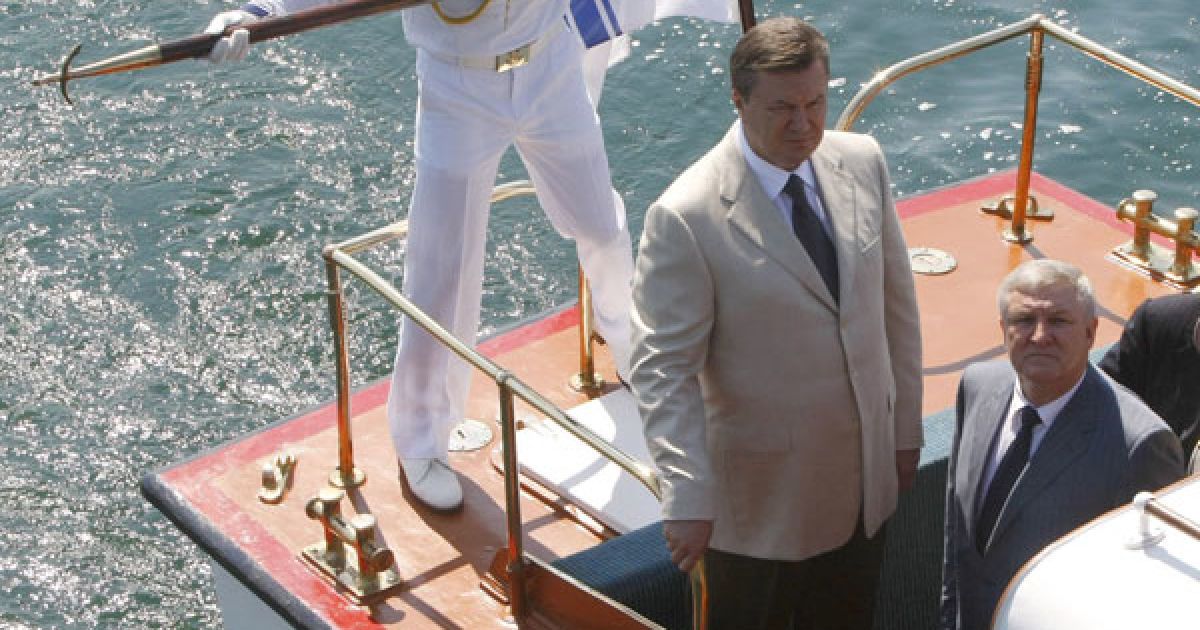 На катері глава держави оглянув стрій кораблів ВМС України у Севастопільській бухті. / © President.gov.ua